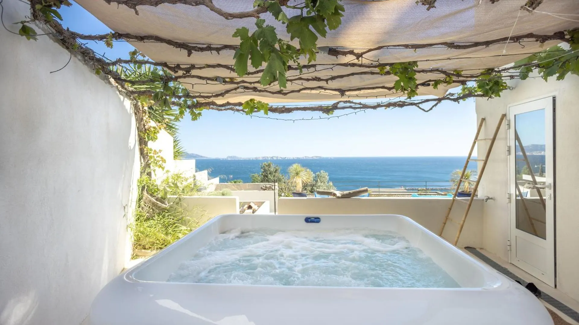 Guest house Les Suites Love 3 Spa Vue Mer Piscine Marseille France
